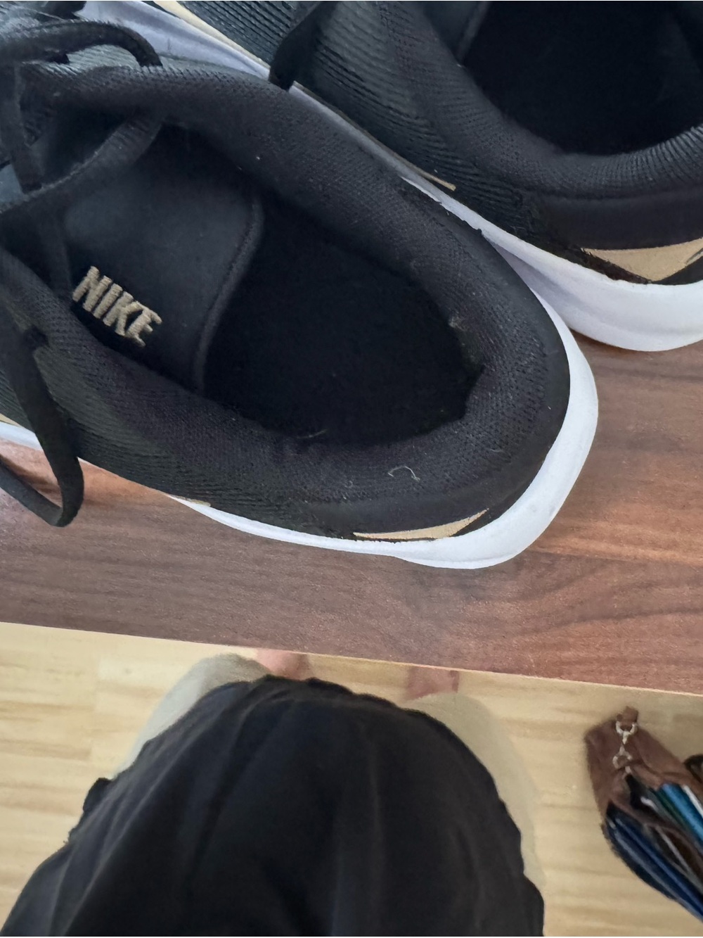 Nike Men’s Flex trainers Athletic Shoes Black and Gold - Picture 3 of 4